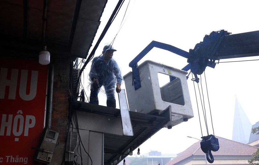 Hà Nội ra quân triển khai lập lại trật tự, kỷ cương, văn minh đô thị trên địa bàn thành phố - Ảnh 4. Hà Nội ra quân triển khai lập lại trật tự, kỷ cương, văn minh đô thị trên địa bàn thành phố - Ảnh 4.