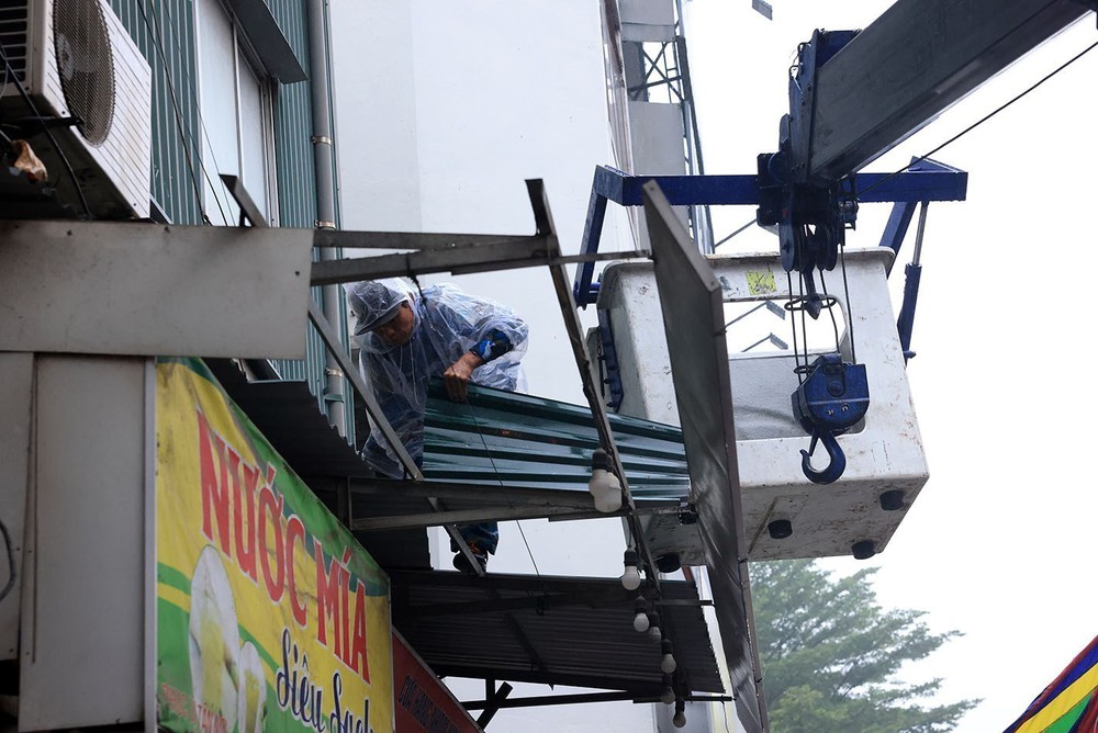 Hà Nội ra quân triển khai lập lại trật tự, kỷ cương, văn minh đô thị trên địa bàn thành phố - Ảnh 5. Hà Nội ra quân triển khai lập lại trật tự, kỷ cương, văn minh đô thị trên địa bàn thành phố - Ảnh 5.