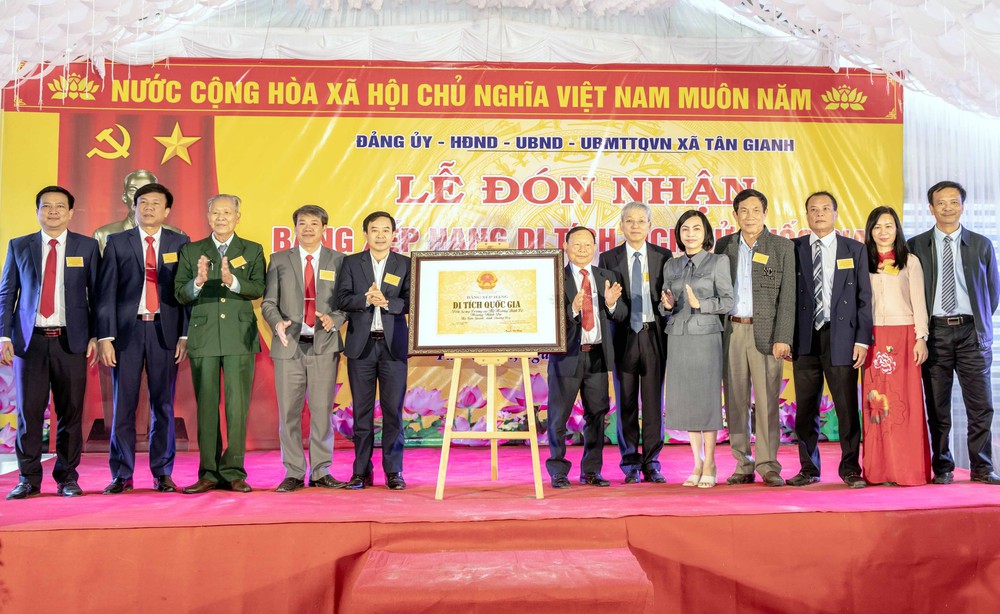 Trao Bằng xếp hạng Di tích quốc gia di tích lịch sử “Đền Song Trung và mộ Hoàng Vĩnh Tộ, Hoàng Vĩnh Dụ - Ảnh 2. Trao Bằng xếp hạng Di tích quốc gia di tích lịch sử “Đền Song Trung và mộ Hoàng Vĩnh Tộ, Hoàng Vĩnh Dụ - Ảnh 2.