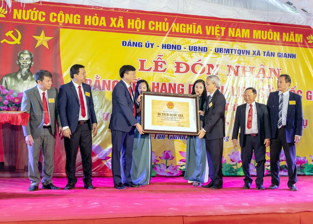 Trao Bằng xếp hạng Di tích quốc gia di tích lịch sử “Đền Song Trung và mộ Hoàng Vĩnh Tộ, Hoàng Vĩnh Dụ - Ảnh 1. Trao Bằng xếp hạng Di tích quốc gia di tích lịch sử “Đền Song Trung và mộ Hoàng Vĩnh Tộ, Hoàng Vĩnh Dụ - Ảnh 1.