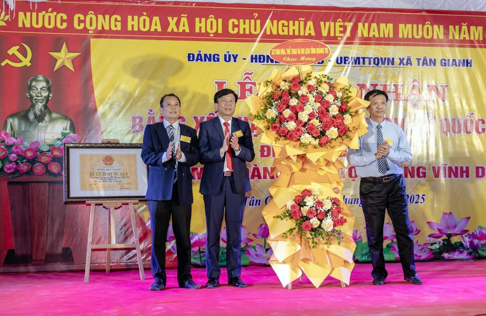 Trao Bằng xếp hạng Di tích quốc gia di tích lịch sử “Đền Song Trung và mộ Hoàng Vĩnh Tộ, Hoàng Vĩnh Dụ - Ảnh 3. Trao Bằng xếp hạng Di tích quốc gia di tích lịch sử “Đền Song Trung và mộ Hoàng Vĩnh Tộ, Hoàng Vĩnh Dụ - Ảnh 3.