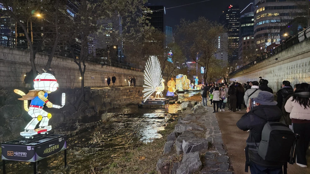Rực rỡ Lễ hội đèn lồng Seoul 2025 - Ảnh 8. Rực rỡ Lễ hội đèn lồng Seoul 2025 - Ảnh 8.