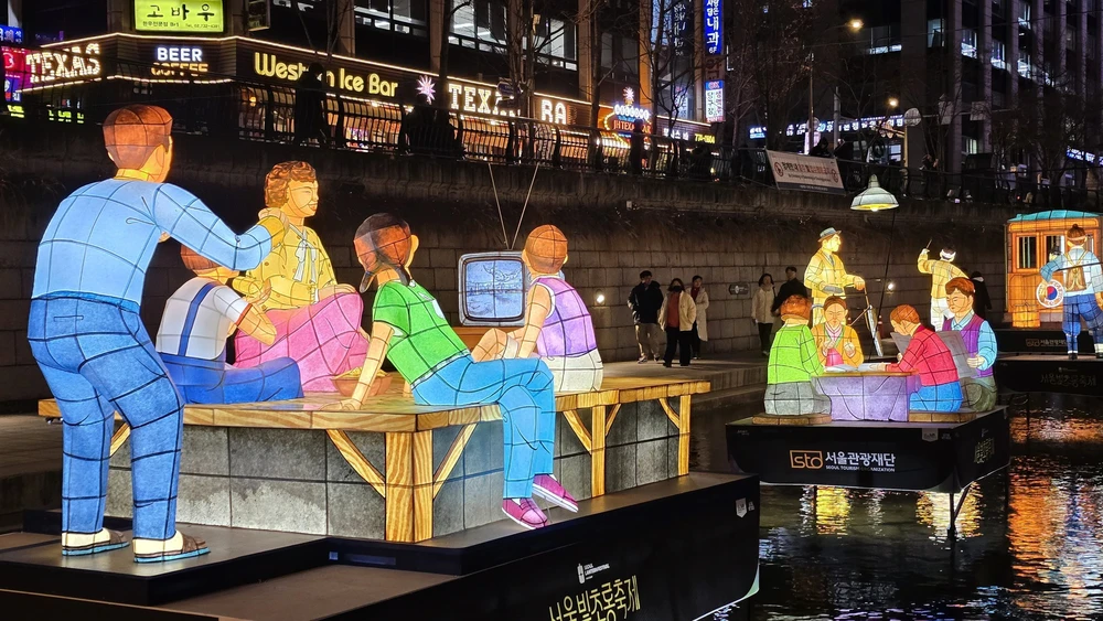 Rực rỡ Lễ hội đèn lồng Seoul 2025 - Ảnh 7. Rực rỡ Lễ hội đèn lồng Seoul 2025 - Ảnh 7.