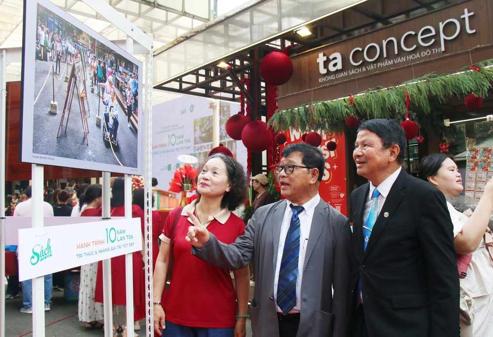 Đường sách Thành phố Hồ Chí Minh: Hành trình 10 năm lan tỏa văn hóa đọc - Ảnh 2. Đường sách Thành phố Hồ Chí Minh: Hành trình 10 năm lan tỏa văn hóa đọc - Ảnh 2.