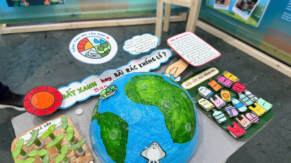 "Không khí thêm trong, cuộc sống thêm màu": Bụi mịn qua mắt trẻ em - Ảnh 4. "Không khí thêm trong, cuộc sống thêm màu": Bụi mịn qua mắt trẻ em - Ảnh 4.