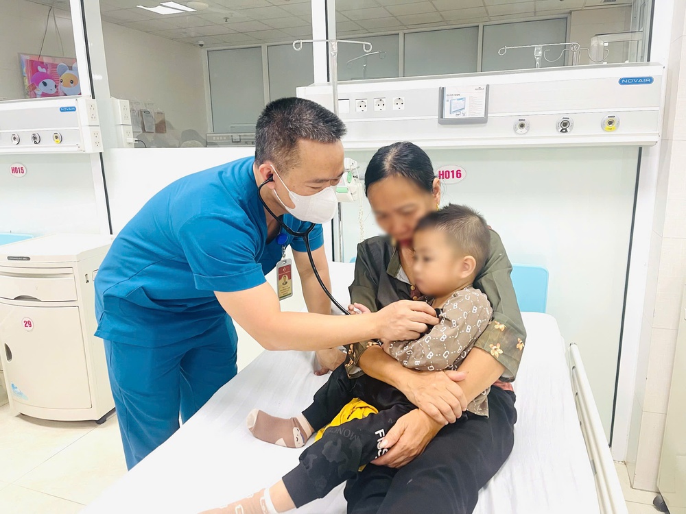 Cảnh báo nguy cơ từ pin cúc áo: Bé trai 2 tuổi suýt thủng thực quản - Ảnh 3. Cảnh báo nguy cơ từ pin cúc áo: Bé trai 2 tuổi suýt thủng thực quản - Ảnh 3.