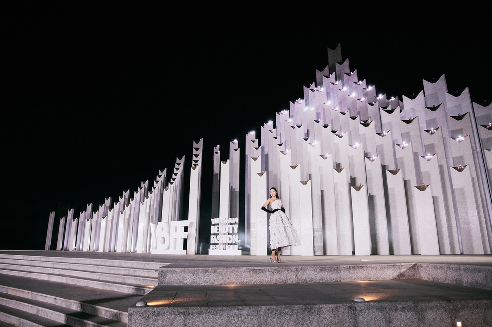 BST thời trang tôn vinh những minh tinh điện ảnh, lấy cảm hứng từ thần thoại Hy Lạp - Ảnh 7. BST thời trang tôn vinh những minh tinh điện ảnh, lấy cảm hứng từ thần thoại Hy Lạp - Ảnh 7.