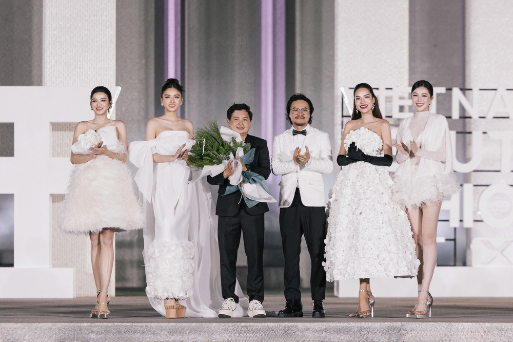 BST thời trang tôn vinh những minh tinh điện ảnh, lấy cảm hứng từ thần thoại Hy Lạp - Ảnh 6. BST thời trang tôn vinh những minh tinh điện ảnh, lấy cảm hứng từ thần thoại Hy Lạp - Ảnh 6.