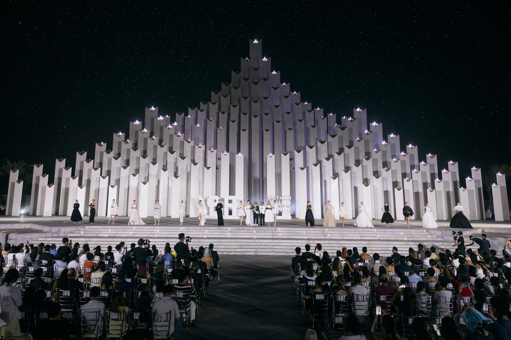 BST thời trang tôn vinh những minh tinh điện ảnh, lấy cảm hứng từ thần thoại Hy Lạp - Ảnh 1. BST thời trang tôn vinh những minh tinh điện ảnh, lấy cảm hứng từ thần thoại Hy Lạp - Ảnh 1.