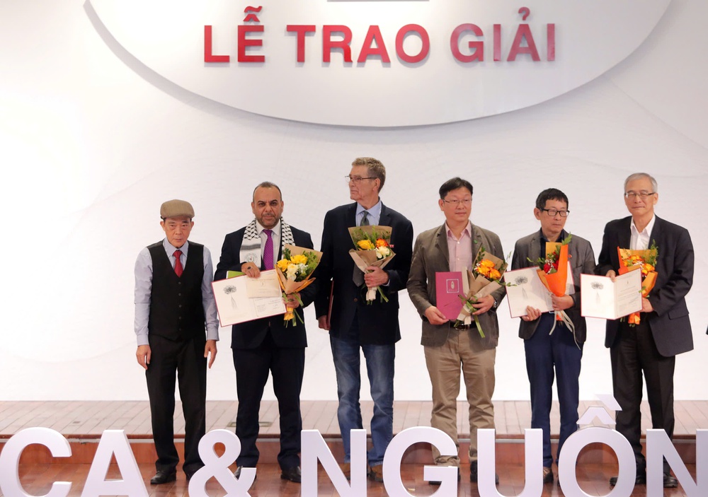 Đặt nguồn cội vào một cuộc trò chuyện lớn với thơ ca - Ảnh 4. Đặt nguồn cội vào một cuộc trò chuyện lớn với thơ ca - Ảnh 4.