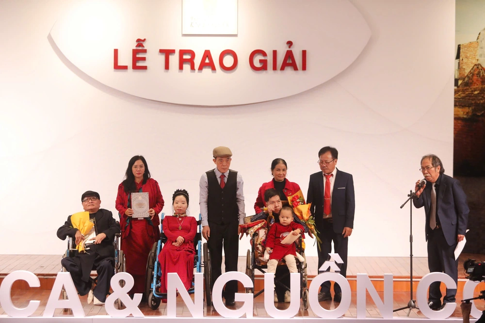 Đặt nguồn cội vào một cuộc trò chuyện lớn với thơ ca - Ảnh 5. Đặt nguồn cội vào một cuộc trò chuyện lớn với thơ ca - Ảnh 5.