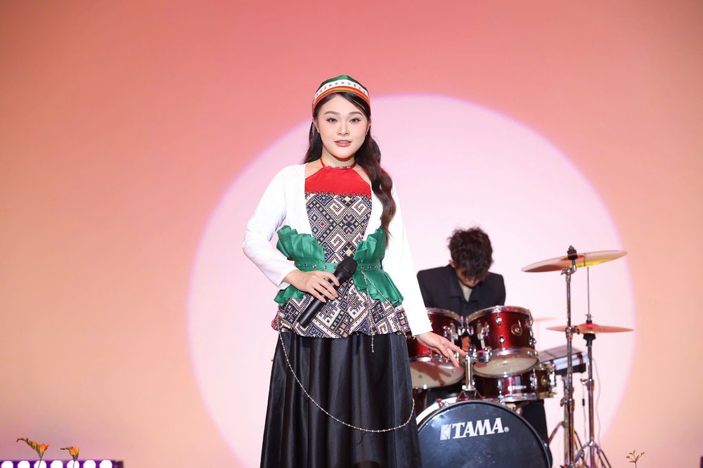 'Sao Mai' Diệu Thuý khoác cảnh phục, ra mắt đêm nhạc cá nhân - Ảnh 3. 'Sao Mai' Diệu Thuý khoác cảnh phục, ra mắt đêm nhạc cá nhân - Ảnh 3.