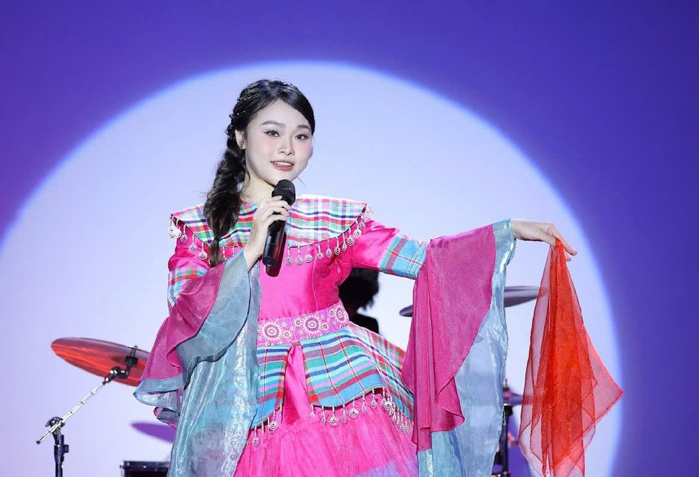 'Sao Mai' Diệu Thuý khoác cảnh phục, ra mắt đêm nhạc cá nhân - Ảnh 2. 'Sao Mai' Diệu Thuý khoác cảnh phục, ra mắt đêm nhạc cá nhân - Ảnh 2.