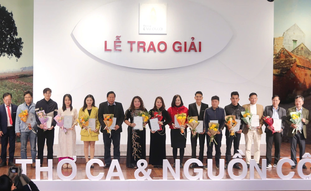 Đặt nguồn cội vào một cuộc trò chuyện lớn với thơ ca - Ảnh 3. Đặt nguồn cội vào một cuộc trò chuyện lớn với thơ ca - Ảnh 3.