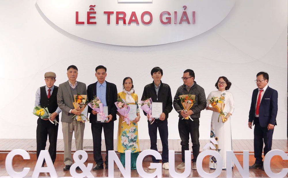 Đặt nguồn cội vào một cuộc trò chuyện lớn với thơ ca - Ảnh 2. Đặt nguồn cội vào một cuộc trò chuyện lớn với thơ ca - Ảnh 2.