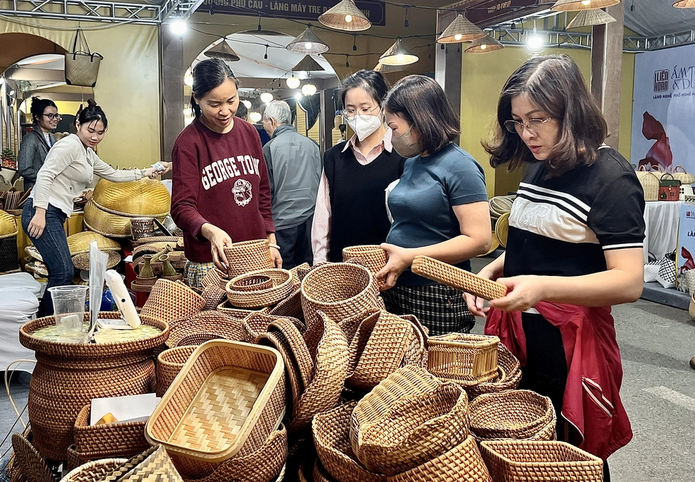 Hà Nội hút hơn 30.000 lượt khách đến Liên hoan Ẩm thực & Du lịch Làng nghề, Phố nghề Hà Nội 2025 - Ảnh 4. Hà Nội hút hơn 30.000 lượt khách đến Liên hoan Ẩm thực & Du lịch Làng nghề, Phố nghề Hà Nội 2025 - Ảnh 4.