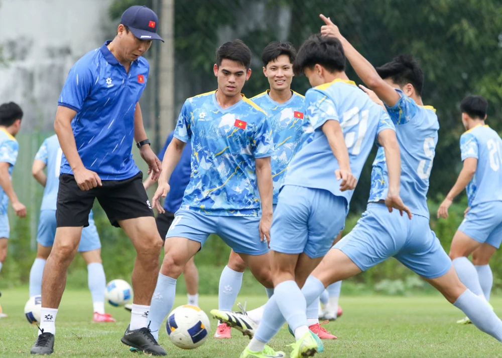 HLV Kim Sang Sik nhận tin cực vui trước trận bán kết SEA Games với U22 Philippines - Ảnh 1. HLV Kim Sang Sik nhận tin cực vui trước trận bán kết SEA Games với U22 Philippines - Ảnh 1.