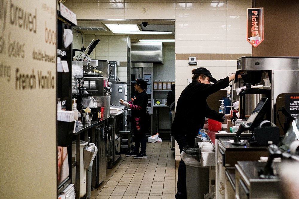 Người lao động Mỹ được tăng lương khi áp lực chi phí sinh hoạt gia tăng - Ảnh 2. Người lao động Mỹ được tăng lương khi áp lực chi phí sinh hoạt gia tăng - Ảnh 2.