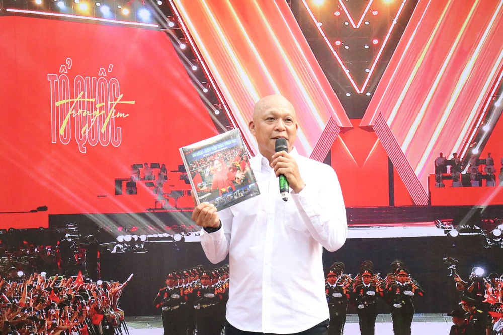 Nguyễn Á vững tin vào 80 năm lịch sử của đất nước - Ảnh 1. Nguyễn Á vững tin vào 80 năm lịch sử của đất nước - Ảnh 1.