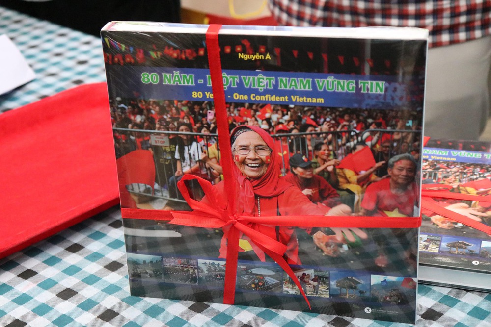 Nguyễn Á vững tin vào 80 năm lịch sử của đất nước - Ảnh 6. Nguyễn Á vững tin vào 80 năm lịch sử của đất nước - Ảnh 6.