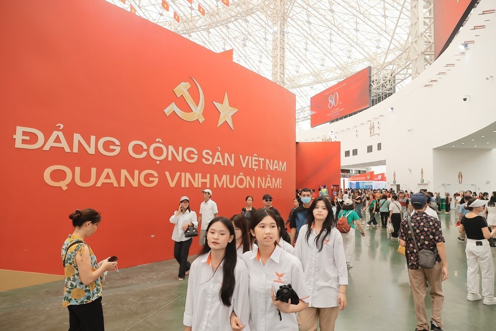 Tổ chức triển lãm thành tựu kinh tế - xã hội 40 năm đổi mới:Trang trọng, hiện đại, xứng tầm - Ảnh 2. Tổ chức triển lãm thành tựu kinh tế - xã hội 40 năm đổi mới:Trang trọng, hiện đại, xứng tầm - Ảnh 2.