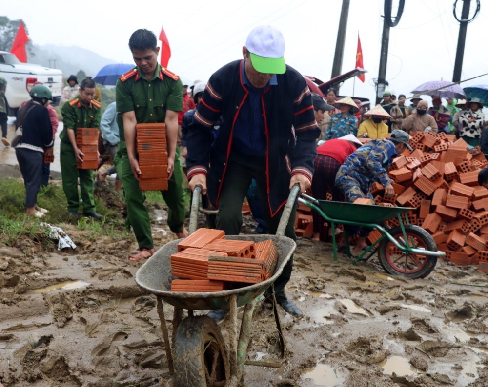 Hỗ trợ, tái thiết ổn định cuộc sống cho người dân vùng thiên tai - Ảnh 1. Hỗ trợ, tái thiết ổn định cuộc sống cho người dân vùng thiên tai - Ảnh 1.