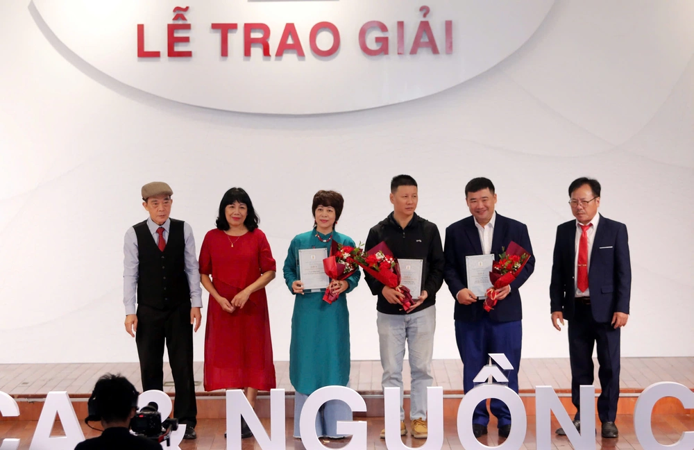 Đặt nguồn cội vào một cuộc trò chuyện lớn với thơ ca - Ảnh 1. Đặt nguồn cội vào một cuộc trò chuyện lớn với thơ ca - Ảnh 1.