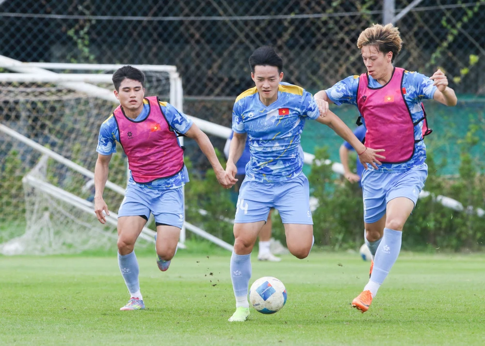 Tin nóng bóng đá Việt Nam hôm nay 15/12: U22 Việt Nam thiếu trợ lý Hàn Quốc; Futsal nam gia nhập Top 20 thế giới - Ảnh 1. Tin nóng bóng đá Việt Nam hôm nay 15/12: U22 Việt Nam thiếu trợ lý Hàn Quốc; Futsal nam gia nhập Top 20 thế giới - Ảnh 1.