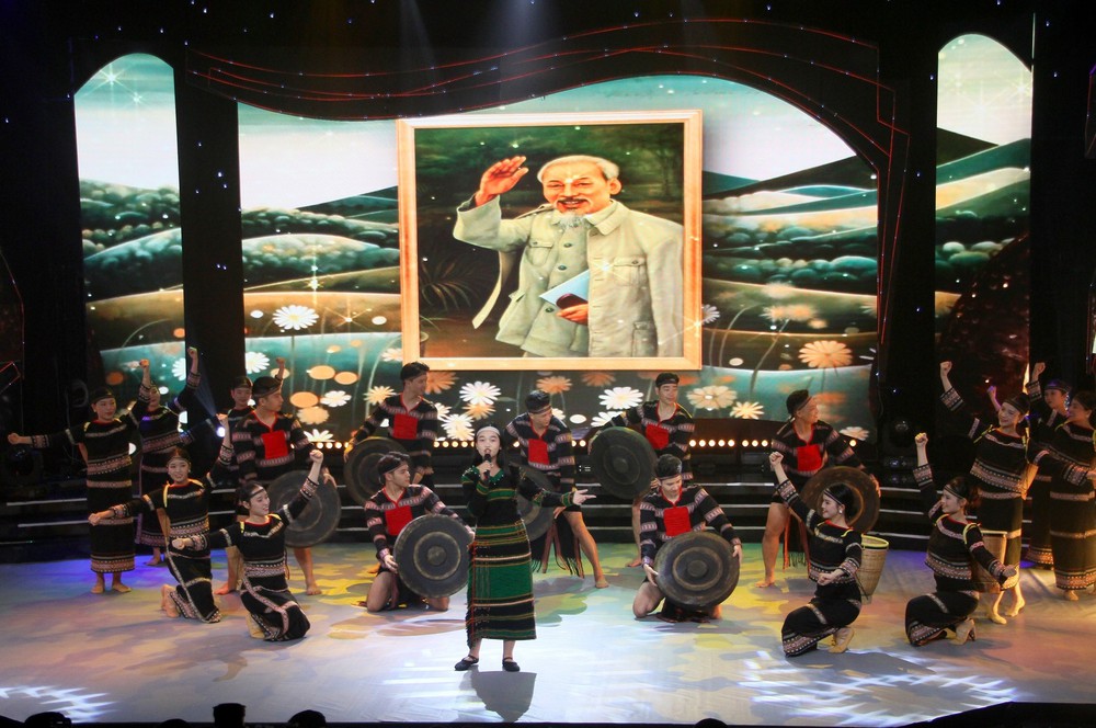 Giao lưu điển hình tiêu biểu học tập và làm theo Bác khu vực miền Trung - Tây Nguyên - Ảnh 1. Giao lưu điển hình tiêu biểu học tập và làm theo Bác khu vực miền Trung - Tây Nguyên - Ảnh 1.