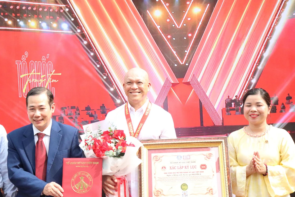 Nguyễn Á vững tin vào 80 năm lịch sử của đất nước - Ảnh 3. Nguyễn Á vững tin vào 80 năm lịch sử của đất nước - Ảnh 3.