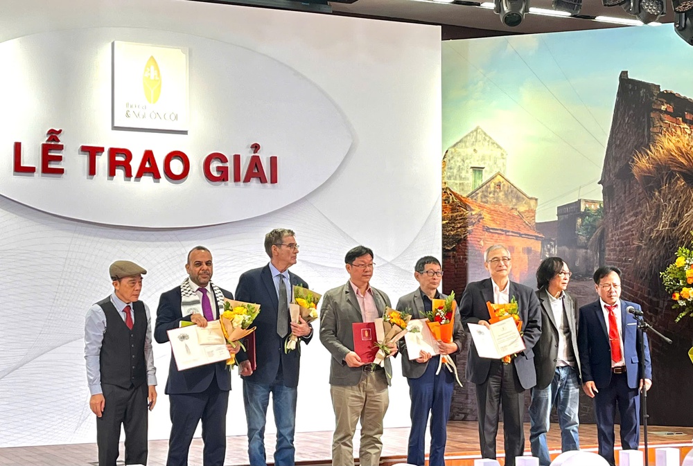 Tôn vinh những tiếng nói thơ ca thắp lên tình yêu nguồn cội - Ảnh 6. Tôn vinh những tiếng nói thơ ca thắp lên tình yêu nguồn cội - Ảnh 6.