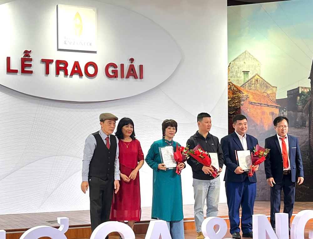 Tôn vinh những tiếng nói thơ ca thắp lên tình yêu nguồn cội - Ảnh 4. Tôn vinh những tiếng nói thơ ca thắp lên tình yêu nguồn cội - Ảnh 4.