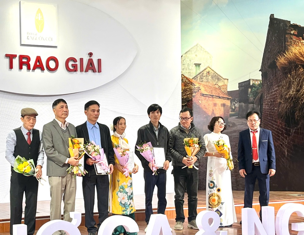 Tôn vinh những tiếng nói thơ ca thắp lên tình yêu nguồn cội - Ảnh 5. Tôn vinh những tiếng nói thơ ca thắp lên tình yêu nguồn cội - Ảnh 5.