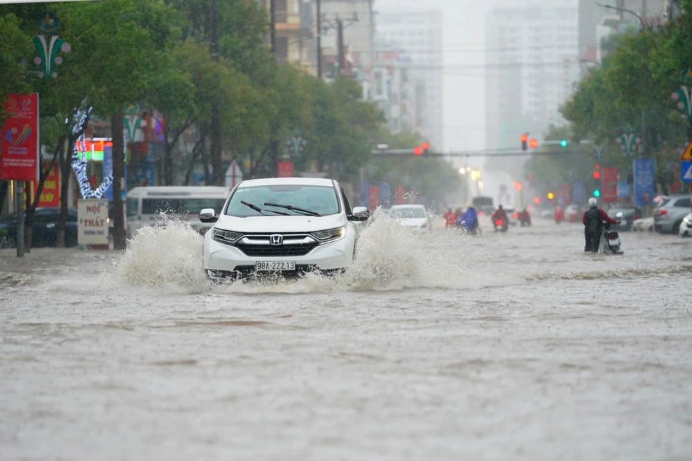 Nhiều khu vực mưa dông, đề phòng khả năng xảy ra lốc, sét và gió giật mạnh - Ảnh 1.