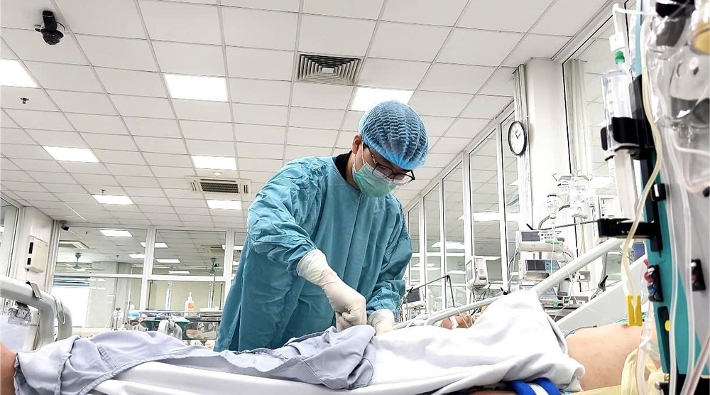 Cứu sống người bệnh Malaysia bị sốc nhiễm khuẩn, viêm phổi nặng trên nền suy tim - Ảnh 1. Cứu sống người bệnh Malaysia bị sốc nhiễm khuẩn, viêm phổi nặng trên nền suy tim - Ảnh 1.