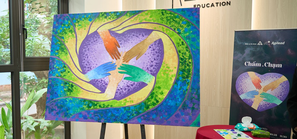 Tác phẩm tranh "Chấm & Chạm". Tác phẩm tranh "Chấm & Chạm".