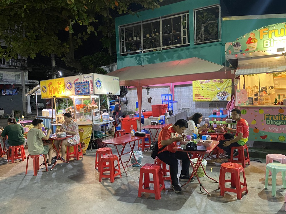 Thư Bangkok: Mưu sinh những ngày đại hội - Ảnh 1. Thư Bangkok: Mưu sinh những ngày đại hội - Ảnh 1.