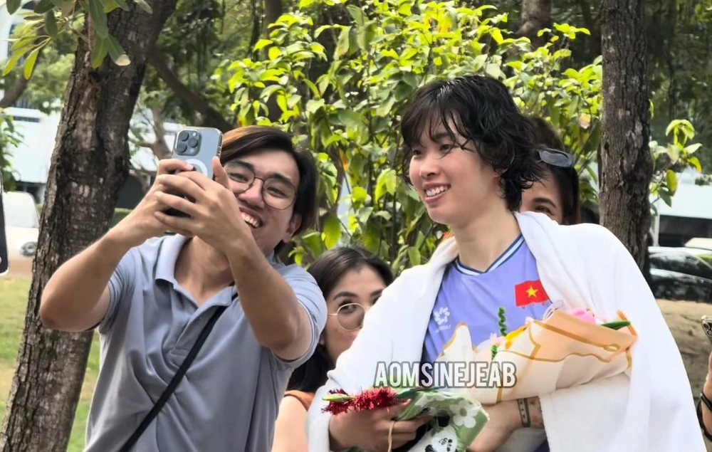 Trần Thị Thanh Thúy tạo sức hút lớn, được hàng loạt CĐV Thái Lan xin chụp ảnh cùng - Ảnh 1. Trần Thị Thanh Thúy tạo sức hút lớn, được hàng loạt CĐV Thái Lan xin chụp ảnh cùng - Ảnh 1.