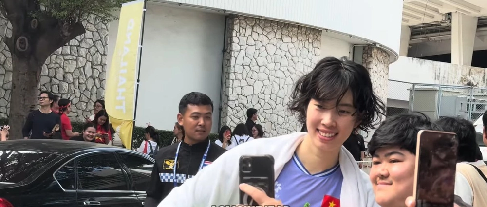 Trần Thị Thanh Thúy tạo sức hút lớn, được hàng loạt CĐV Thái Lan xin chụp ảnh cùng - Ảnh 3. Trần Thị Thanh Thúy tạo sức hút lớn, được hàng loạt CĐV Thái Lan xin chụp ảnh cùng - Ảnh 3.