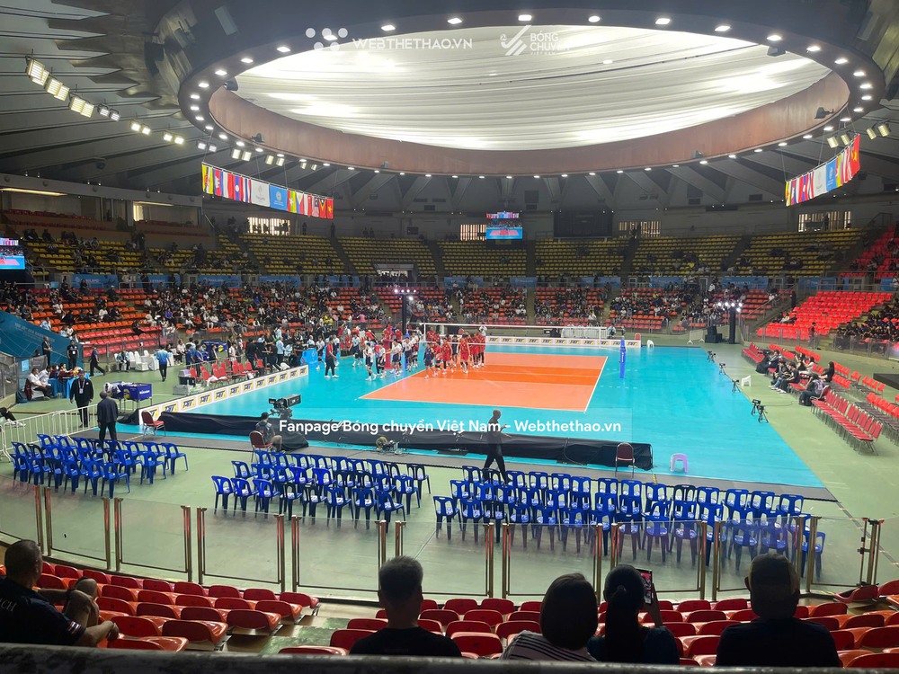 Ban tổ chức SEA Games 2025 kê thêm ghế trong nhà thi đấu trận chung kết bóng chuyền nữ của tuyển Việt Nam. Ảnh: Webthethao Ban tổ chức SEA Games 2025 kê thêm ghế trong nhà thi đấu trận chung kết bóng chuyền nữ của tuyển Việt Nam. Ảnh: Webthethao