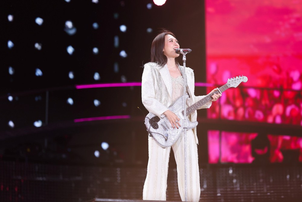 Live concert 40 nghìn người của Mỹ Tâm ghi dấu ấn cho lịch sử nhạc Việt - Ảnh 2. Live concert 40 nghìn người của Mỹ Tâm ghi dấu ấn cho lịch sử nhạc Việt - Ảnh 2.