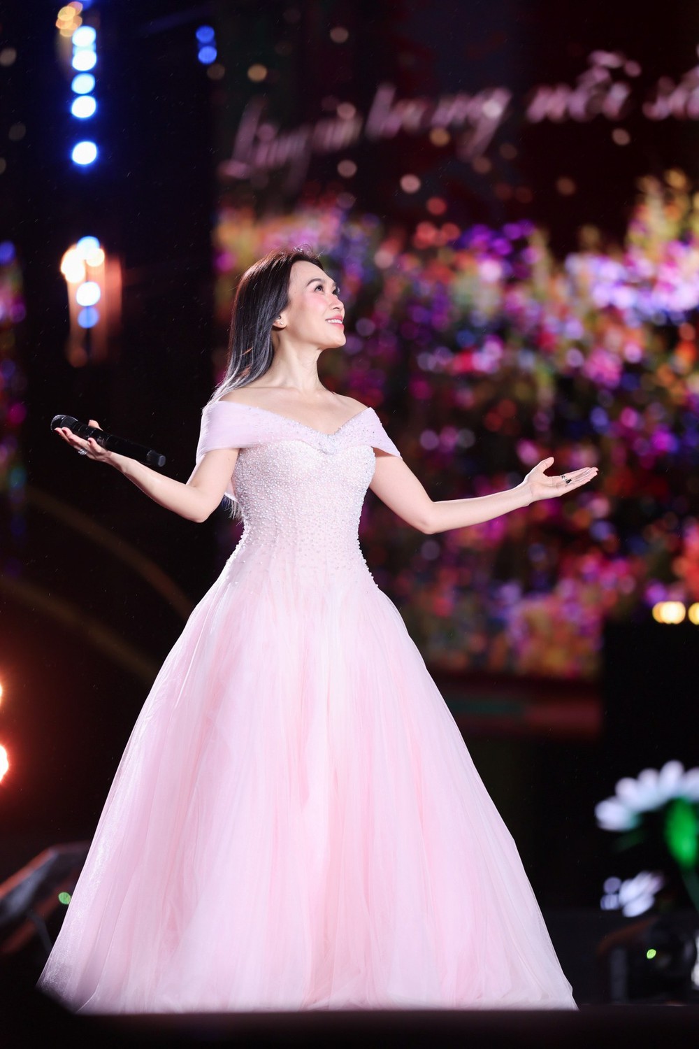 Live concert 40 nghìn người của Mỹ Tâm ghi dấu ấn cho lịch sử nhạc Việt - Ảnh 1. Live concert 40 nghìn người của Mỹ Tâm ghi dấu ấn cho lịch sử nhạc Việt - Ảnh 1.