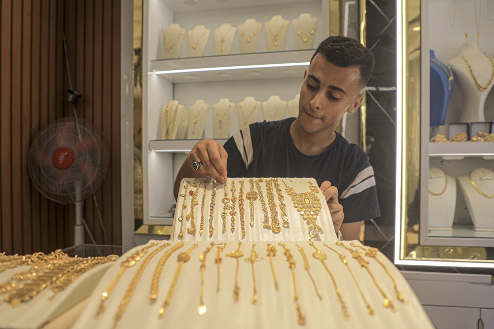 Chiều 15/12, giá vàng gần mức cao nhất trong hơn 7 tuần nhờ đồng USD yếu - Ảnh 1.