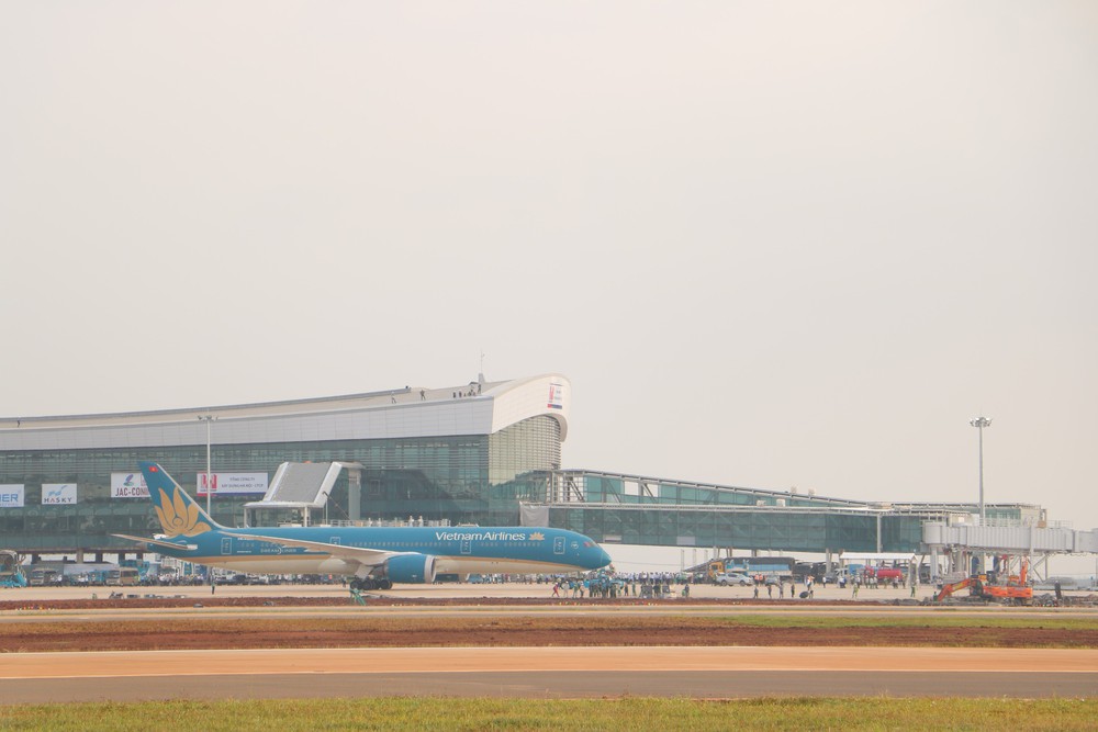 Sân bay Long Thành: Máy bay lớn nhất Việt Nam hạ, cất cánh thành công - Ảnh 2. Sân bay Long Thành: Máy bay lớn nhất Việt Nam hạ, cất cánh thành công - Ảnh 2.