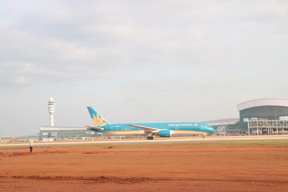 Sân bay Long Thành: Máy bay lớn nhất Việt Nam hạ, cất cánh thành công - Ảnh 4. Sân bay Long Thành: Máy bay lớn nhất Việt Nam hạ, cất cánh thành công - Ảnh 4.