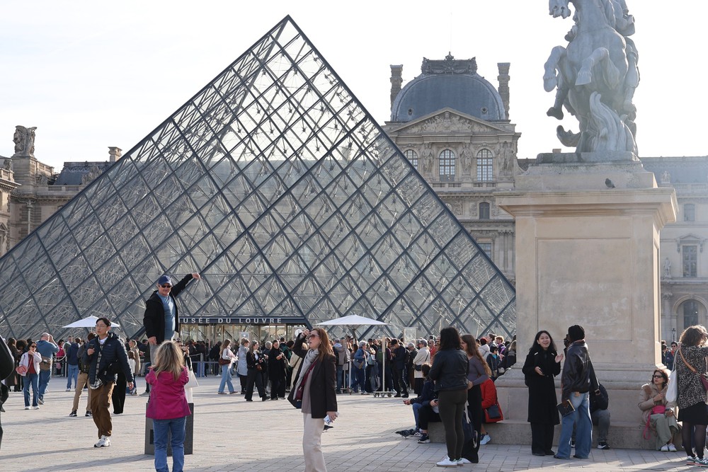 Pháp: Bảo tàng Louvre lại đóng cửa - Ảnh 1. Pháp: Bảo tàng Louvre lại đóng cửa - Ảnh 1.
