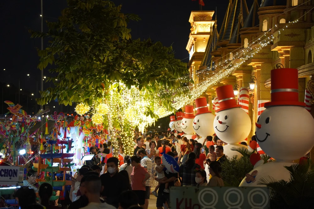 Rộn ràng không khí Giáng sinh 2025 tại TP. Hồ Chí Minh - Ảnh 9.