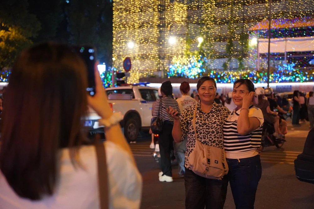 Rộn ràng không khí Giáng sinh 2025 tại TP. Hồ Chí Minh - Ảnh 10.