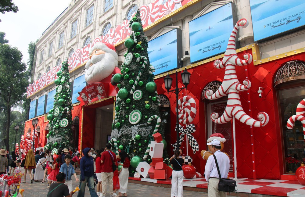 Rộn ràng không khí Giáng sinh 2025 tại TP. Hồ Chí Minh - Ảnh 1.