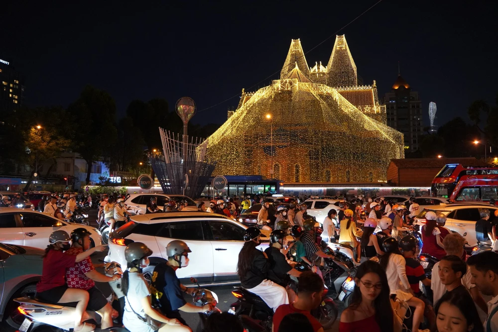 Rộn ràng không khí Giáng sinh 2025 tại TP. Hồ Chí Minh - Ảnh 7.